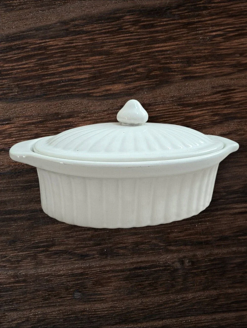 Vtg White oval casserole dish w lid, oven microwave safe, classic ribbed design